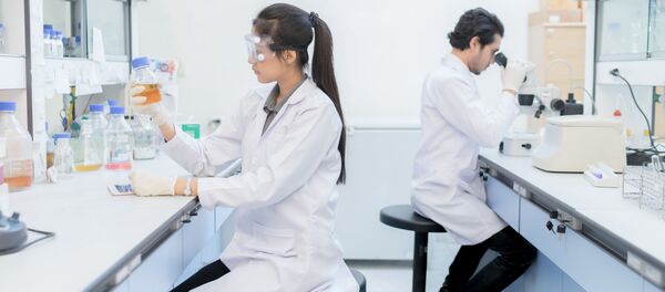 Ученые в лаборатории - Sputnik Молдова