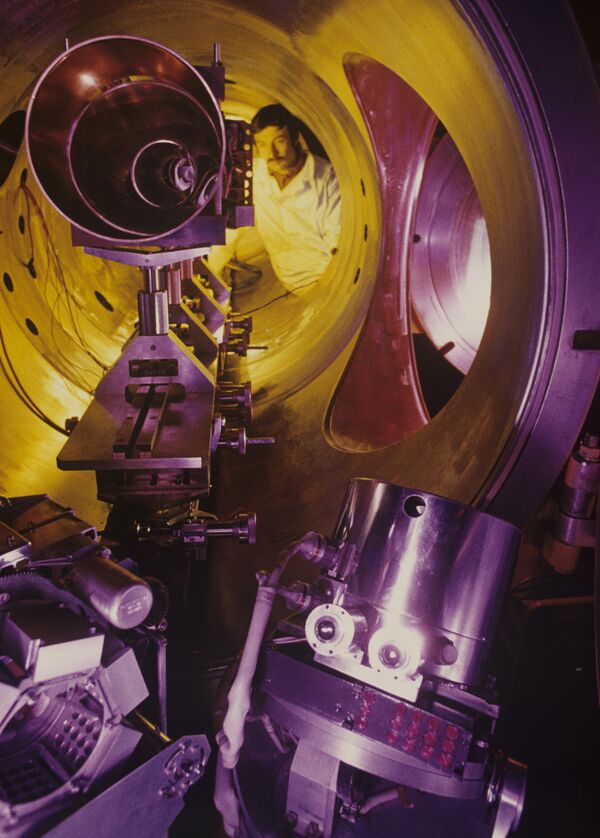 Испытательная вакуумная камера Испытательная вакуумная камера - Sputnik Молдова