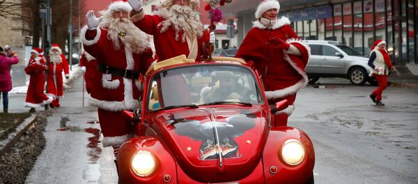 Парад Санта-Клаусов в Раквере - Sputnik Молдова