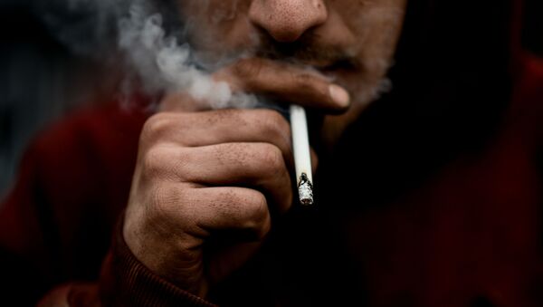 Мужчина курит сигарету - Sputnik Молдова
