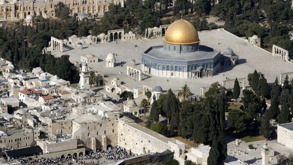 An aerial view shows the Dome of the Rock (R) on the compound known to Muslims as the Noble Sanctuary and to Jews as Temple Mount, and the Western Wall (L) in Jerusalem's Old City October 10, 2006 - Sputnik Moldova-România