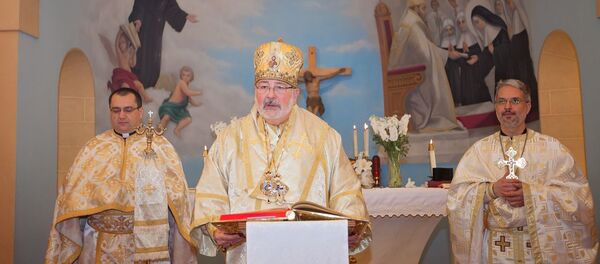 Vizita episcopului John Michael Botean la Misiunea Sfântul Ioan Botezătorul din Orange County. În stânga foto - preotul Chris Terheș - Sputnik Moldova-România