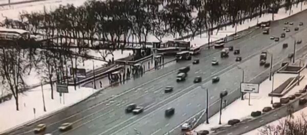 Момент наезда автобуса на толпу у метро Славянский бульвар попал на камеры слежения - Sputnik Молдова