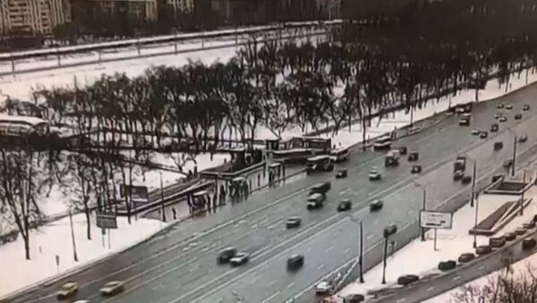 Момент наезда автобуса на толпу у метро Славянский бульвар попал на камеры слежения - Sputnik Молдова