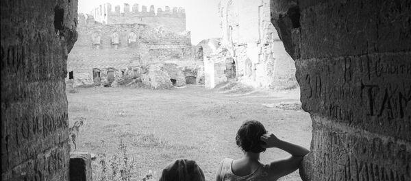 Внутренний дворик замка XIII-XV веков в городе Хотине Внутренний дворик замка XIII-XV веков в городе Хотине - Sputnik Молдова