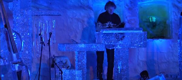 Норвежский музыкант играет на инструментах их речного и озерного льда Норвежский музыкант играет на инструментах их речного и озерного льда - Sputnik Молдова