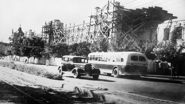 Восстановление здания нынешней мэрии Кишинева после освобождения Молдовы от фашистов - Sputnik Молдова