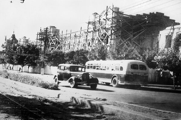 Восстановление здания нынешней мэрии Кишинева после освобождения Молдовы от фашистов Восстановление здания нынешней мэрии Кишинева после освобождения Молдовы от фашистов - Sputnik Молдова