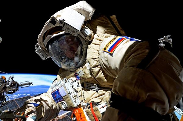 Космонавт Роскосмоса Сергей Рязанский во время выхода в открытый космос - Sputnik Молдова