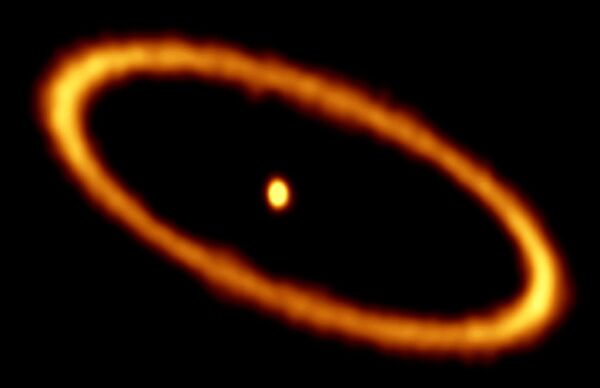 Звезда Фомальгаут, окруженная огненным кольцом из газа и пыли - Sputnik Молдова