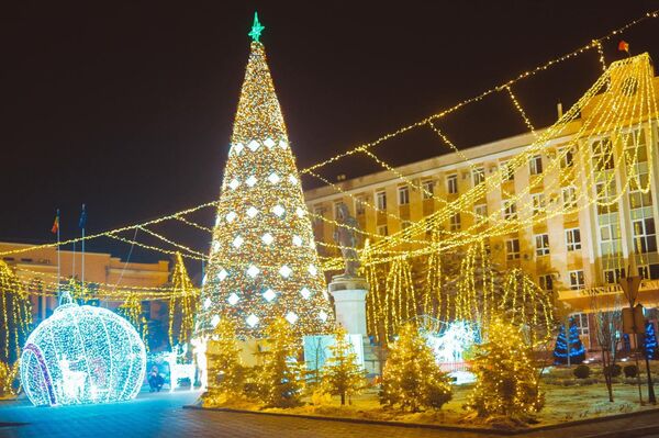 Новогодняя ель в Оргееве Новогодняя ель в Оргееве - Sputnik Молдова