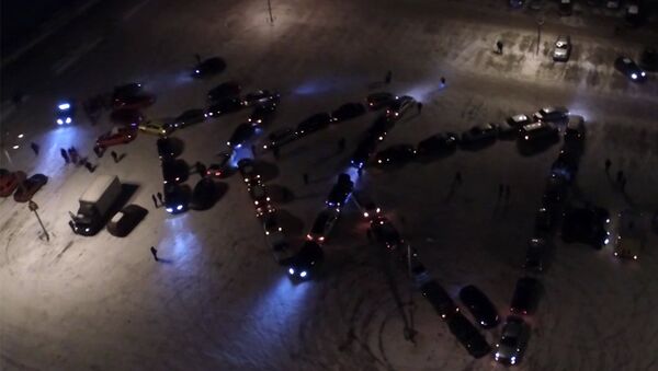 Более 50 машин выстроились в фигуру новогодней ели во Владимире - Sputnik Молдова