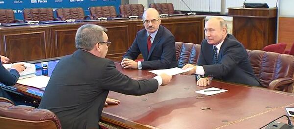 ЦИК принял у Путина документы для участия в выборах президента - Sputnik Молдова