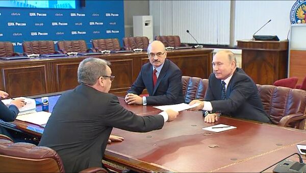 ЦИК принял у Путина документы для участия в выборах президента - Sputnik Молдова