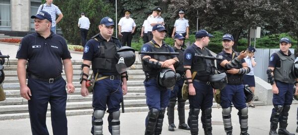 Антиправительственный митинг в центре Кишинева, полиция, оцепление, омон, Антиправительственный митинг в центре Кишинева, полиция, оцепление, омон, - Sputnik Молдова