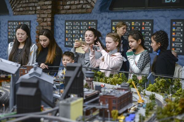 Дети из проекта Ты супер! Танцы в Санкт-Петербурге - посещение грандмаркета - Sputnik Молдова