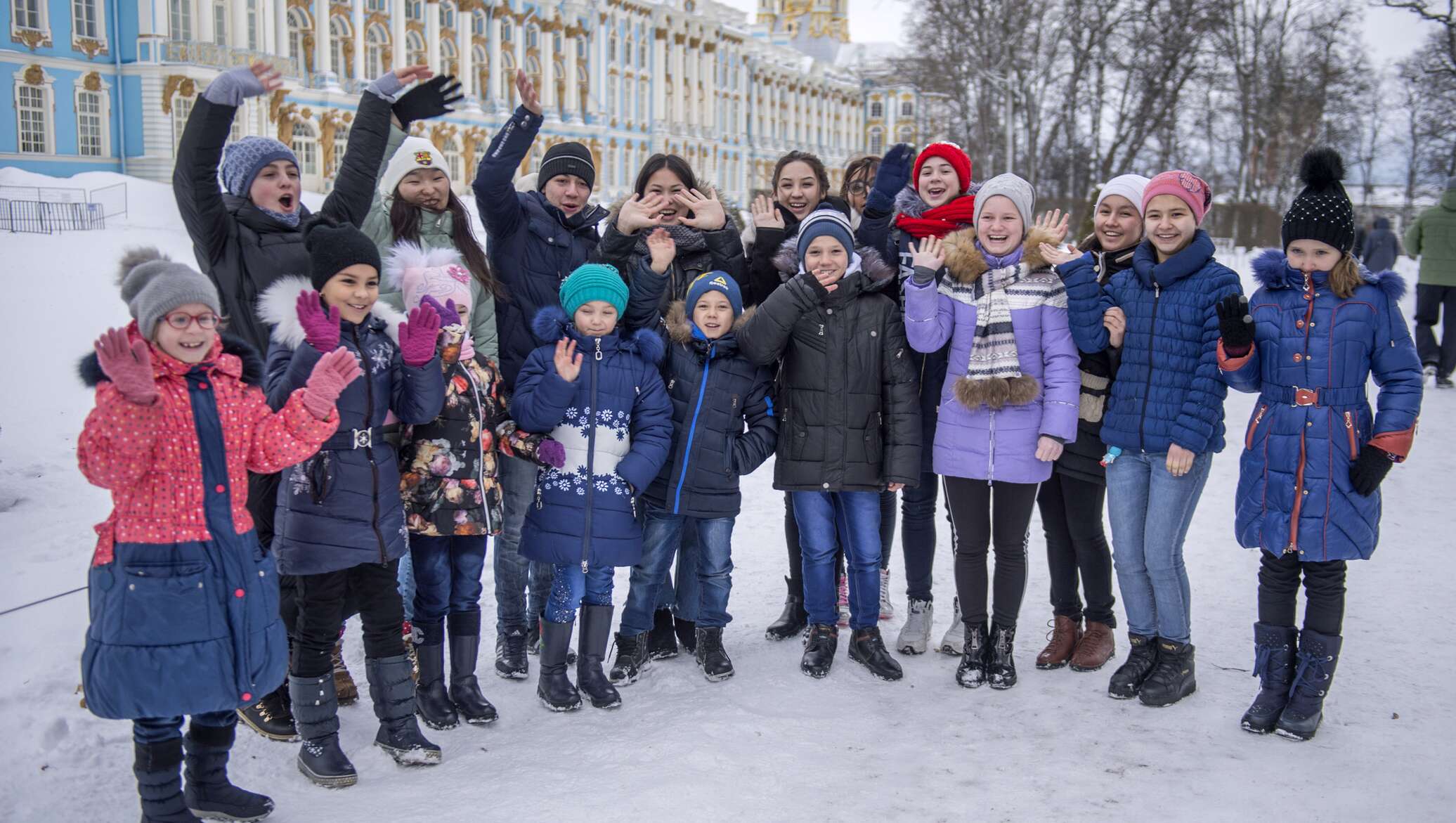 Санкт петербург дети россии. Школьники зимой. Экскурсия с детьми по улице. Ребенок на экскурсии зима. Дети на экскурсии зимой.