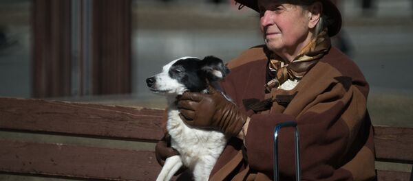 Бабушка на скамейке с собакой на руках - Sputnik Молдова