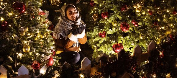 Девушка среди новогодних декораций в центре Москвы - Sputnik Молдова