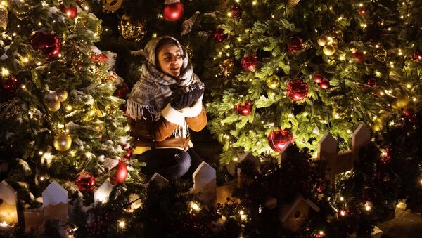 Девушка среди новогодних декораций в центре Москвы - Sputnik Молдова