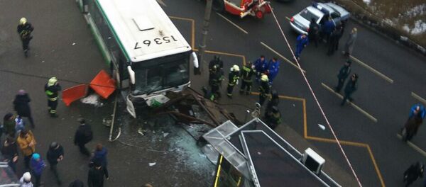 Автобус врезался в остановку на северо-западе Москвы - Sputnik Молдова