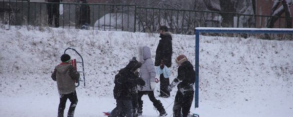 Дети с санками Дети с санками - Sputnik Moldova