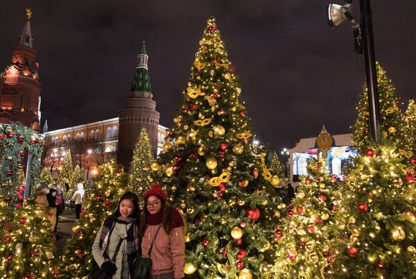 Туристы на новогодней ярмарке в центре Москвы - Sputnik Молдова