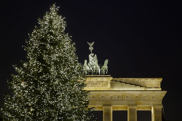 Рождественское дерево у Бранденбургских ворот в Берлине, Германия - Sputnik Молдова
