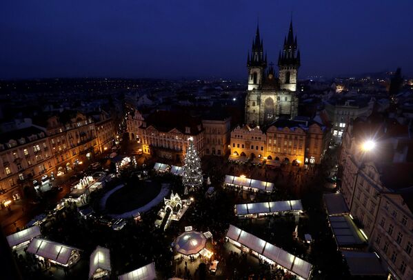 Рождественское дерево на площади в Праге, Чехия - Sputnik Молдова