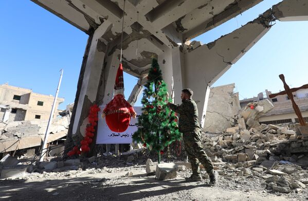 Рождественское дерево в сильно поврежденной Армянской католической церкви в Ракке, Сирия - Sputnik Молдова