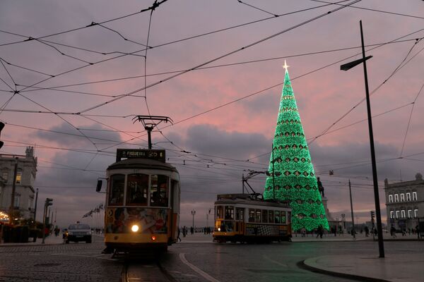 Трамваи проезжают мимо рождественской елки в Лиссабоне, Португалия - Sputnik Молдова