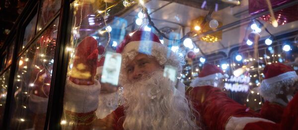 Новогодний автобус с Дедами Морозами в Санкт-Петербурге Новогодний автобус с Дедами Морозами в Санкт-Петербурге - Sputnik Молдова