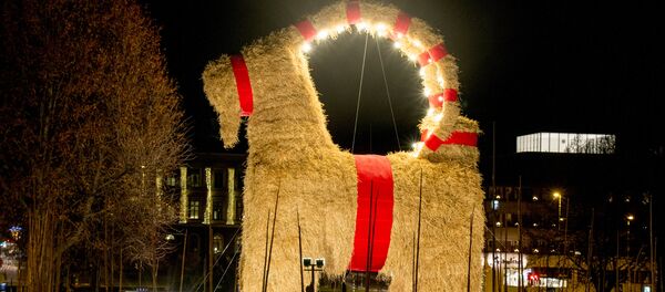 Традиционный йольский козел в Евле, Швеция Традиционный йольский козел в Евле, Швеция - Sputnik Молдова