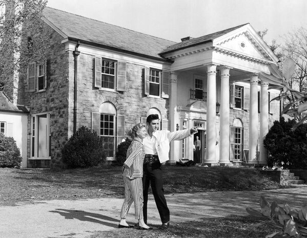 Певец Элвис Пресли с актрисой Ивонн Лайм около своего дома Graceland в Мемфисе - Sputnik Молдова