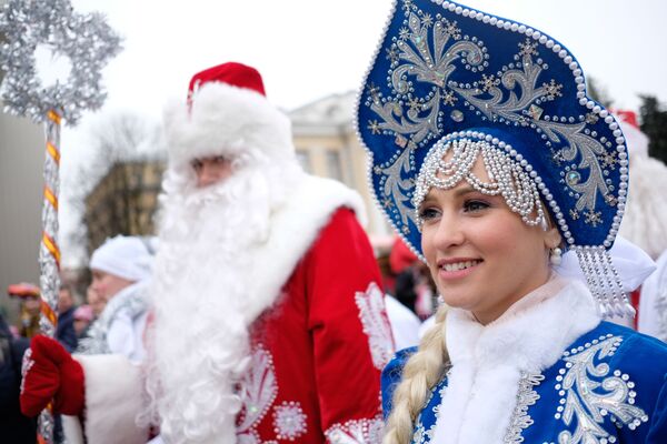 Снегурочка на праздничном шествии Дедов Морозов в Краснодаре - Sputnik Молдова
