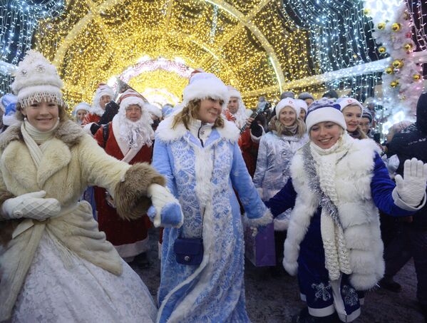 Участники торжественного шествия во время парада Снегурочек в Москве - Sputnik Молдова