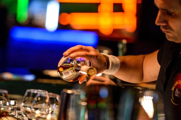 Бармен разливает напитки Бармен разливает напитки - Sputnik Молдова
