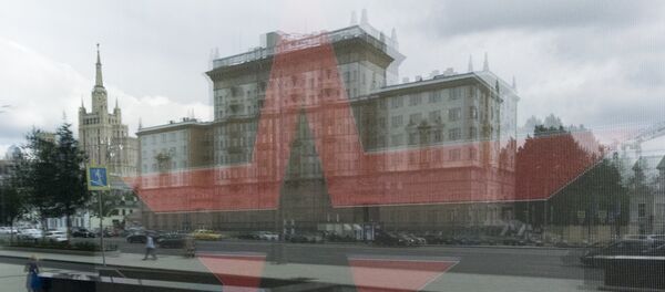 Здание посольства США в РФ отражается в окне магазина Армия России в Москве, 3 августа 2017 года - Sputnik Молдова