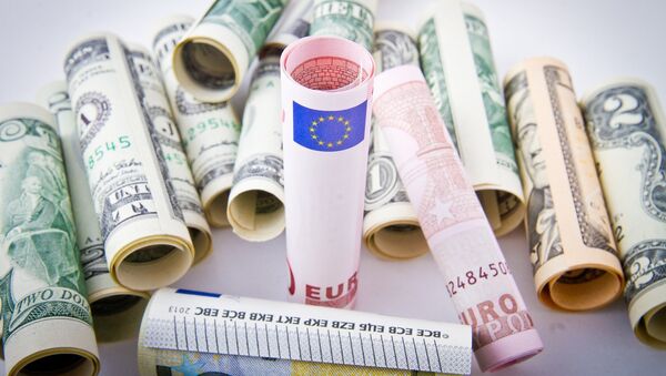 Купюры доллары и евро - Sputnik Молдова
