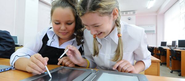 Эксперимент по переходу на электронные книги в средних школах - Sputnik Moldova-România