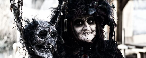 Женщина в костюме ведьмы - Sputnik Молдова