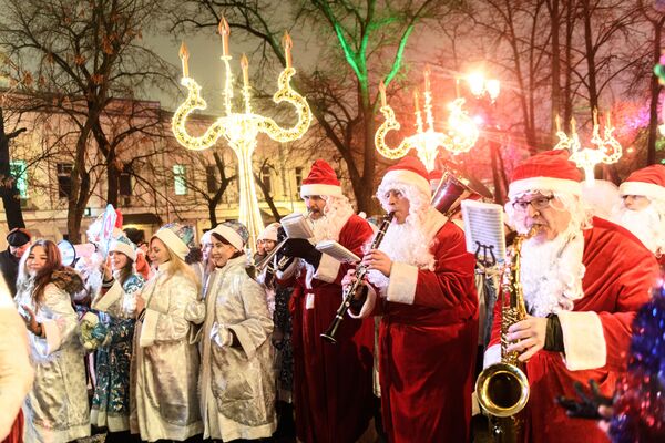 Участники парада Снегурочек на Тверском бульваре в Москве - Sputnik Молдова