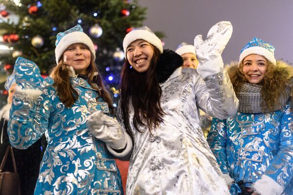 Участницы парада Снегурочек на Тверском бульваре в Москве - Sputnik Молдова