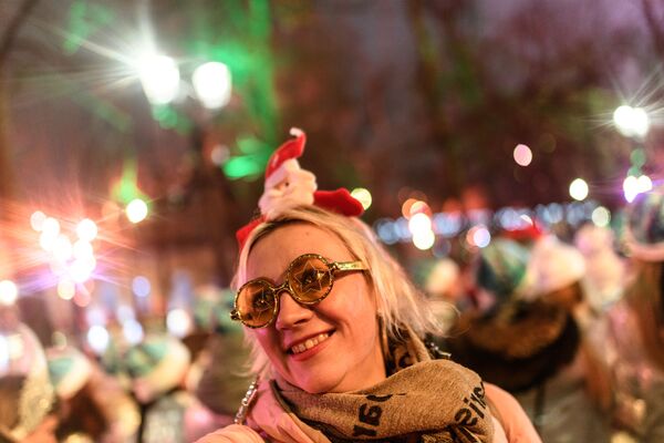 Участница парада Снегурочек на Тверском бульваре в Москве - Sputnik Молдова