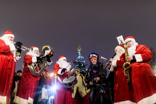 Участники парада Снегурочек на Тверском бульваре в Москве - Sputnik Молдова