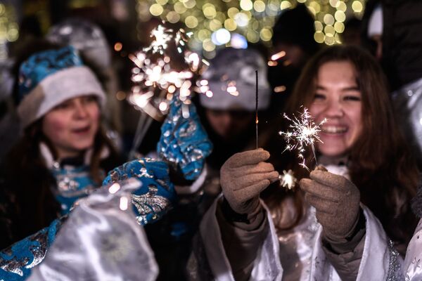 Участницы парада Снегурочек на Тверском бульваре в Москве - Sputnik Молдова