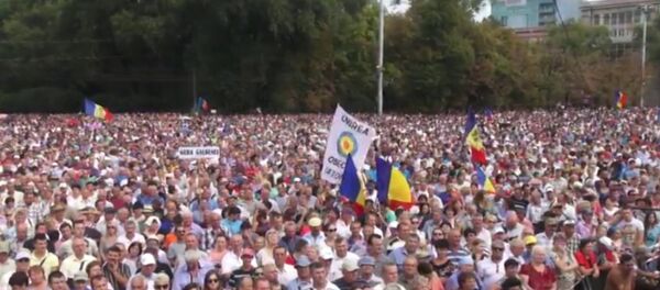 Тысячи кишиневцев с флагами митинговали за отставку правительства Молдавии - Sputnik Moldova