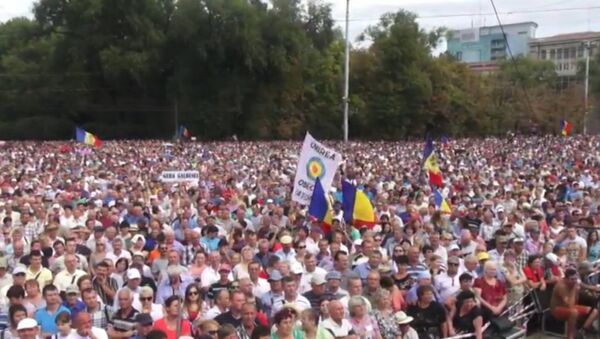 Тысячи кишиневцев с флагами митинговали за отставку правительства Молдавии - Sputnik Moldova