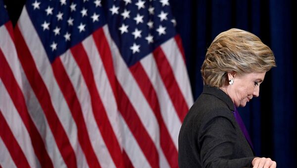 Кандидат в президенты США Хиллари Клинтон от демократической партии спускается по лестнице после признания поражения кандидату от республиканской партии Дональду Трампу в Нью-Йорке 9 ноября 2016 года - Sputnik Молдова