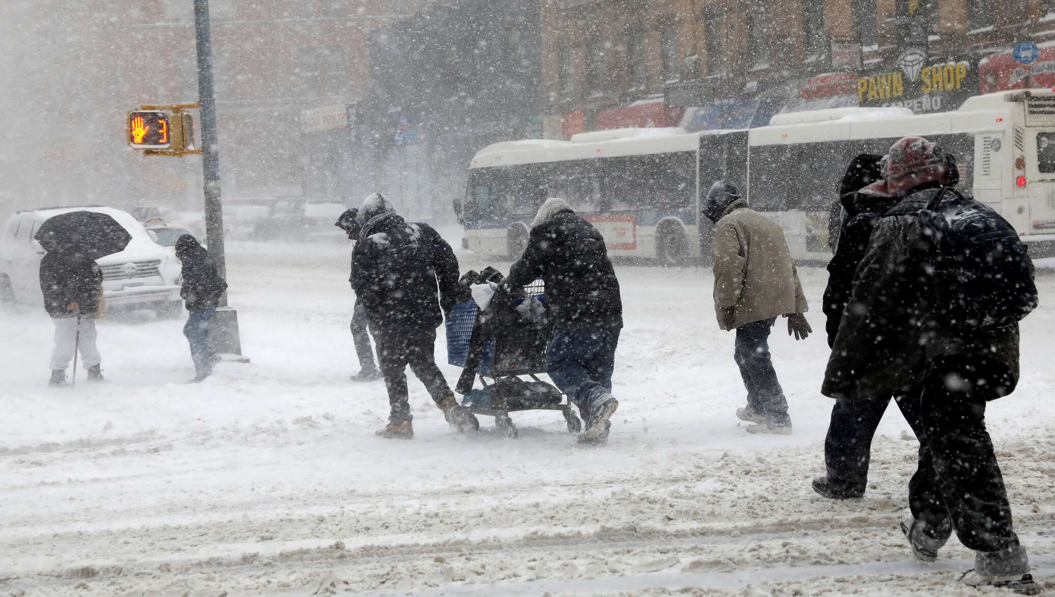 Выпал обильный снег. Сильный снегопад. Аномальный снегопад. Аномальный холод в Москве. Суровая зима в городе.